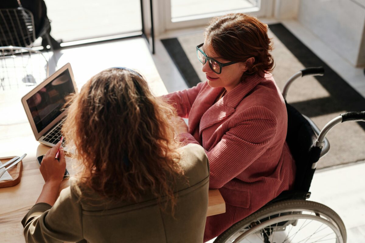 Foto von zwei Frauen vor dem Laptop
