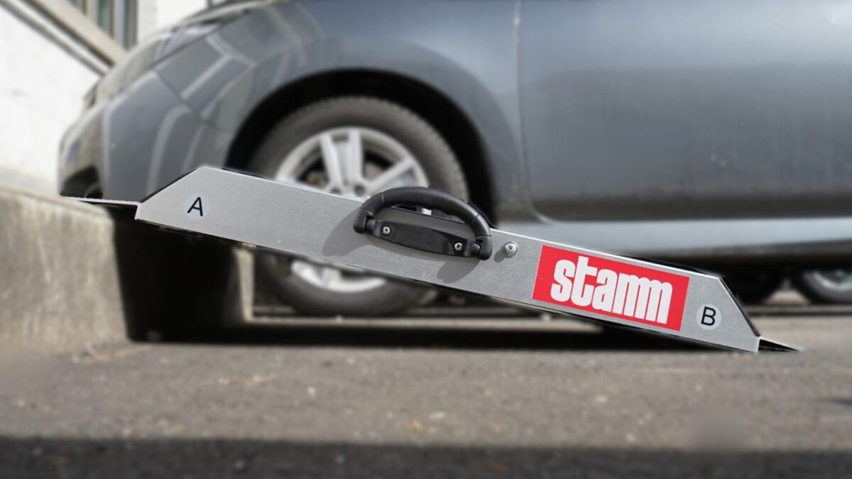 Wir sehen eine mobile Rampe, die über ein Trottoir führt.