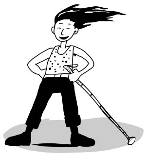 Eine Frau steht selbstbewusst da. Sie lächelt. Sie hat einen Langstock in der Hand. Ihre Haare wehen im Wind.