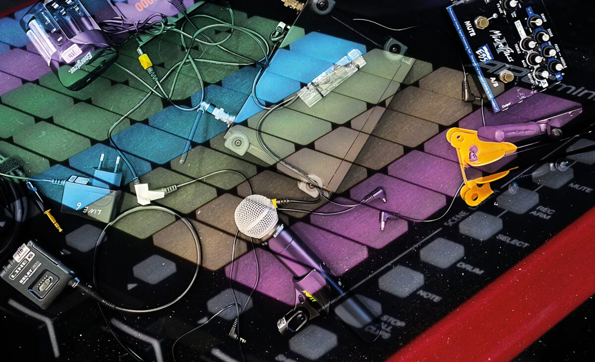 Eine Collage aus einem bunten Mischpult und anderen technischen Geräten, die Sound verstärken.