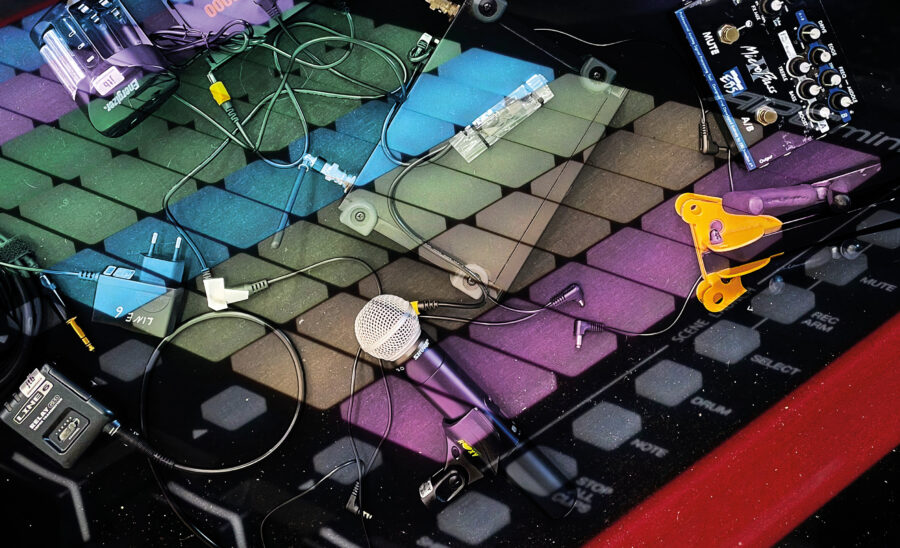 Eine Collage aus einem bunten Mischpult und anderen technischen Geräten, die Sound verstärken.