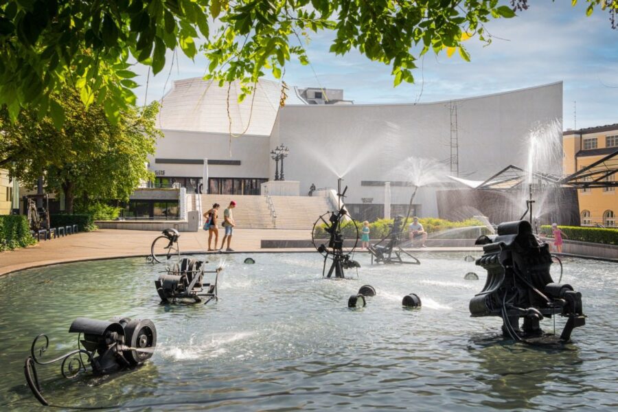 Vorne sieht man den Tinguely Brunnen, im Hintergrund sieht man das Theater Basel.