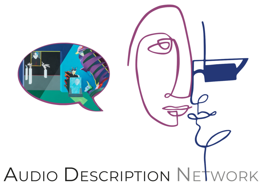 Das Bild ist das Logo des Audio deskription Networks. Auf der rechten bildseite sind zwei mit einer durchgängigen Linie stilisiert gezeichtete Gesichter. Rechts daneben ist eine Sprechblase, in dier eine Zeichnung eingefügt ist, das einen Durchgang zu einem Museumsraum zeigt. Neben dem Durchgang sind Kunstwerke an die Wand gelehnt. Im Museumsraum stehen drei Skulpturen aus Sokeln und an der Wand dahinter hängt eine Malerei. Unter den beiden Zeichnungen steht der Schriftzug: «Audio Description Network».