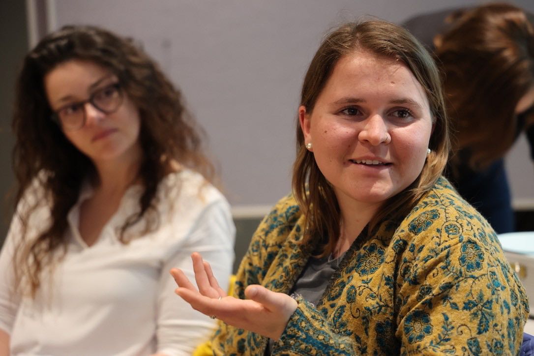 Zwei Studentinnen diskutieren über das Thema inklusive Bildung.