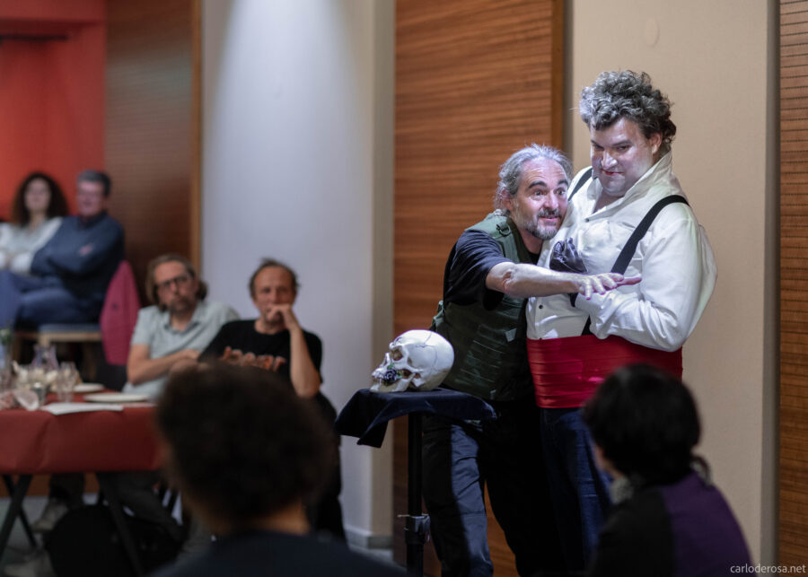 zwei Schauspieler, die spielen