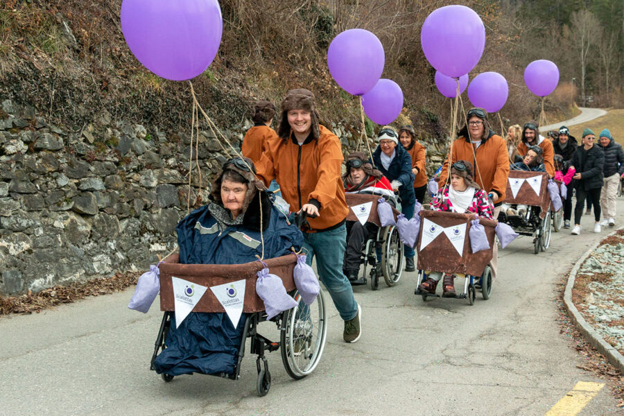 Scalottas Fasnacht – der Inklusionsanlass im Dorf für Bewohnerinnen und Bewohner, Kinder aus der Region, Freunde, Angehörige und die Dorfbevölkerung.