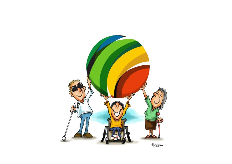 Ein Cartoon, der drei fröhliche Personen darstellt, die gemeinsam einen riesigen, bunten Beachball hochhalten. Von links nach rechts: Ein Mann mit Sonnenbrille und Gehstock, ein Kind im Rollstuhl, das den Ball mit beiden Händen anhebt, und eine ältere Frau mit Gehstock. Alle Figuren lächeln und die Szene wirkt leicht und beschwingt.