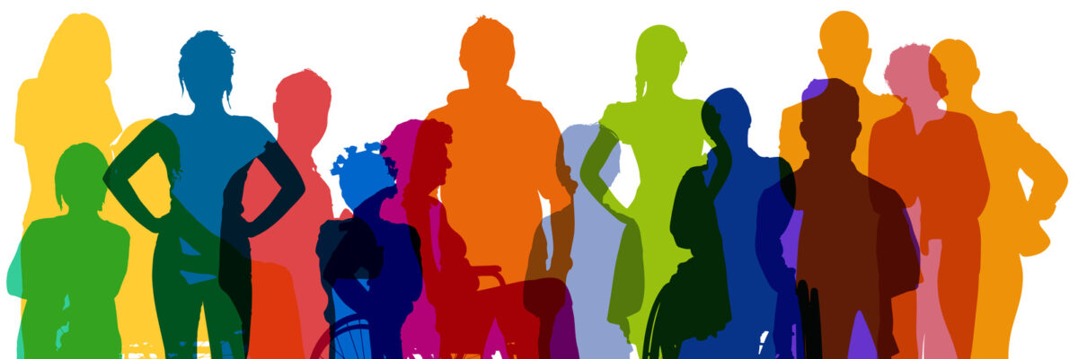 Das Bild zeigt die Umrisse von verschiedenen Menschen. Die Umrisse der Menschen sind unterschiedlich eingefärbt: gelb, orange, rot, pink, violett, blau, grün. Die Umrisse der Menschen überlappen sich. Einzelne Menschen stehen, andere Menschen sitzen, z.B. in einem Rollstuhl. Einzelne Menschen sind den Betrachtenden frontal zugewandt, andere seitlich. Einzelne Menschen haben lange Haare, andere haben kurze Haare.