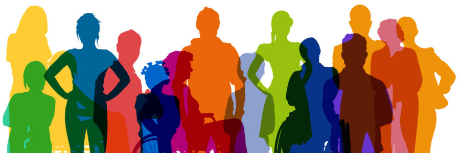 Das Bild zeigt die Umrisse von verschiedenen Menschen. Die Umrisse der Menschen sind unterschiedlich eingefärbt: gelb, orange, rot, pink, violett, blau, grün. Die Umrisse der Menschen überlappen sich. Einzelne Menschen stehen, andere Menschen sitzen, z.B. in einem Rollstuhl. Einzelne Menschen sind den Betrachtenden frontal zugewandt, andere seitlich. Einzelne Menschen haben lange Haare, andere haben kurze Haare.