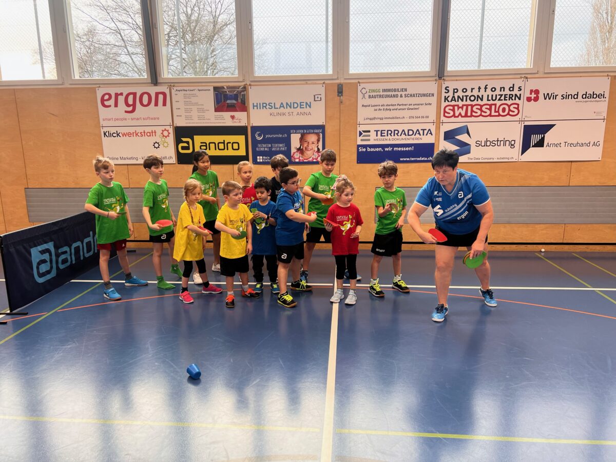 Trainerin und Präsidentin Karin Opprecht im Kindertraining in der Turnhalle Würzenbach.