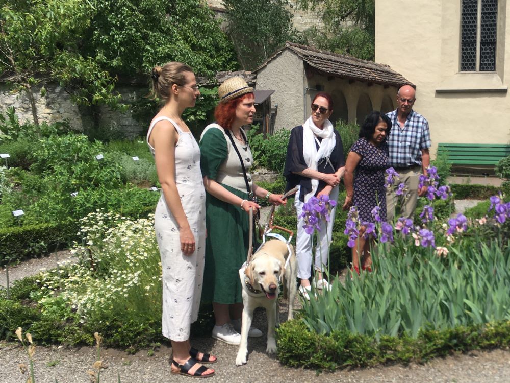Yvonn Scherrer, blinde Radiojournalistin, Autorin und Wahrnehmungsexpertin im Kräutergarten zu Allerheiligen