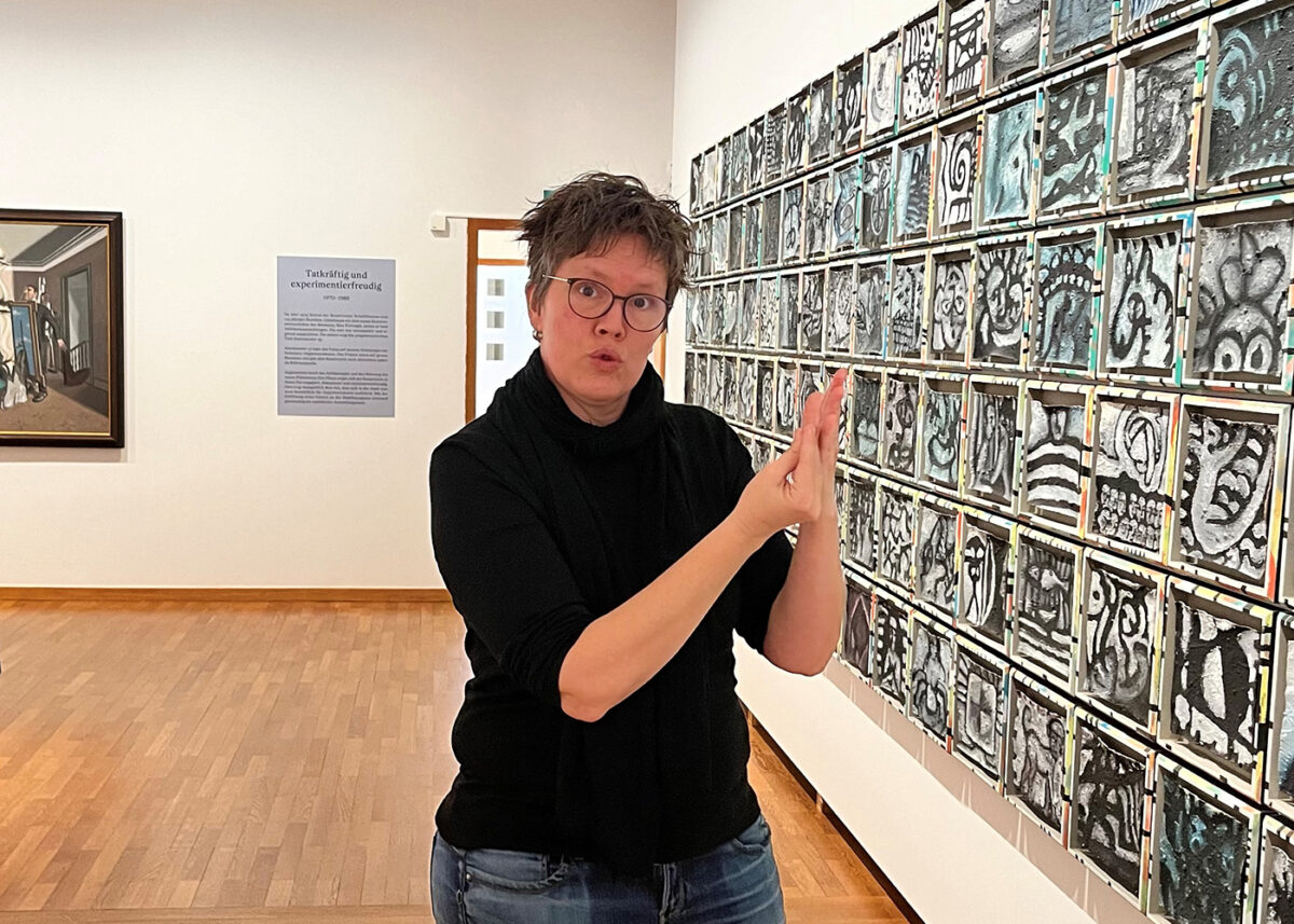 Person im Museum, die Führung in Gebärdensprache macht