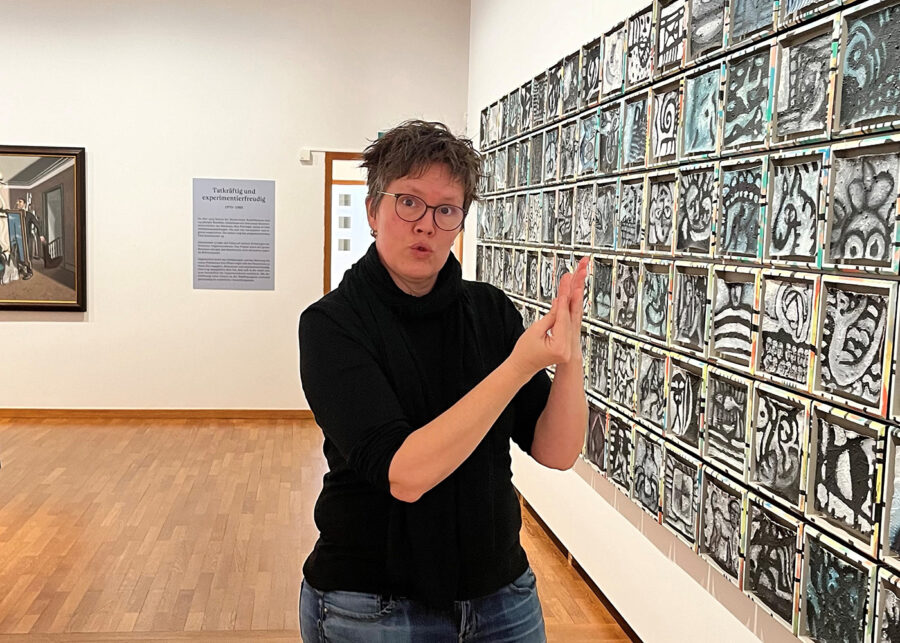 Person im Museum, die Führung in Gebärdensprache macht