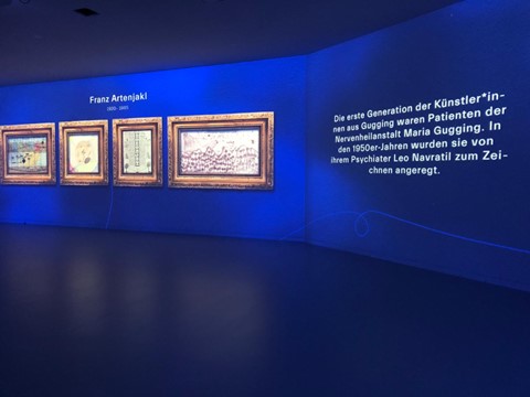 Bild von einem dunklen, blau ausgeleuchteten Raum. Das ist der Raum der Rhyality Halle.
