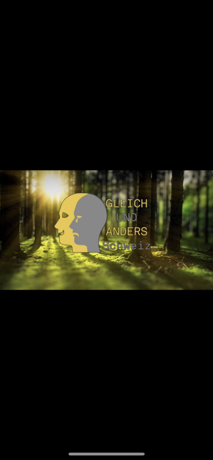Logo von Gleich und Anders vor einer Waldaufnahme bei Sonnenaufgang