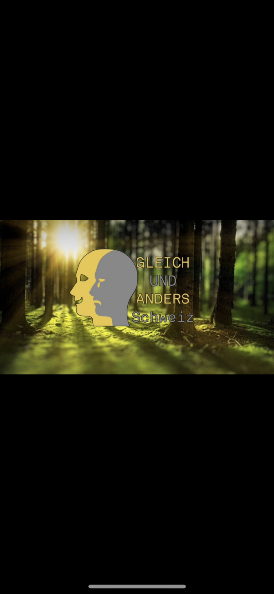 Logo von Gleich und Anders vor einer Waldaufnahme bei Sonnenaufgang