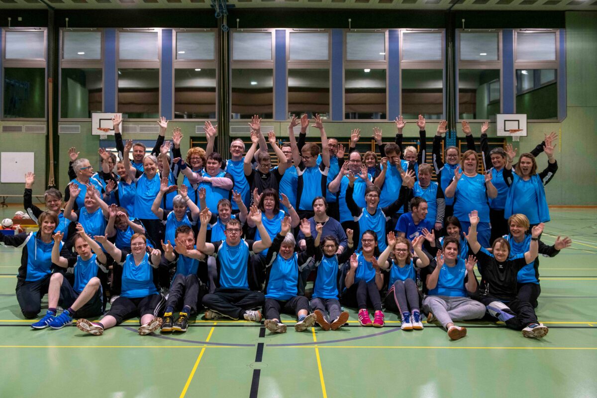 Gruppenfoto von Plusport Uri. Alle strecken die Hände in die Höhe.