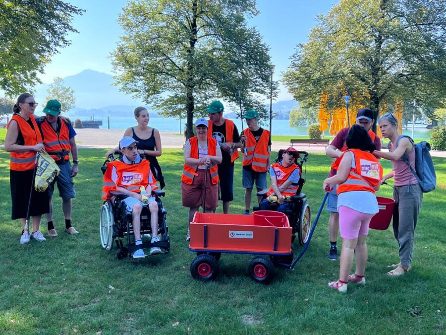 Gelebtes Miteinander in Cham: Personen der Tagesstruktur helfen den Mitarbeitenden vom Werkhof Cham beim Auflesen von Kleinabfall im Hirsgarten.