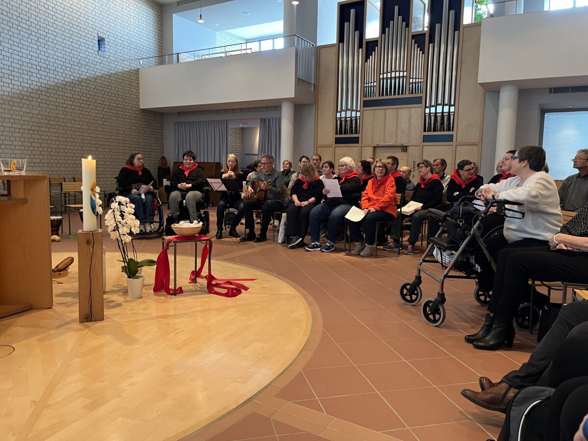 Gesangsgruppe «Die Bande» bei der musikalischen Mitgestaltung eines ökumenischen Gottesdienstes.