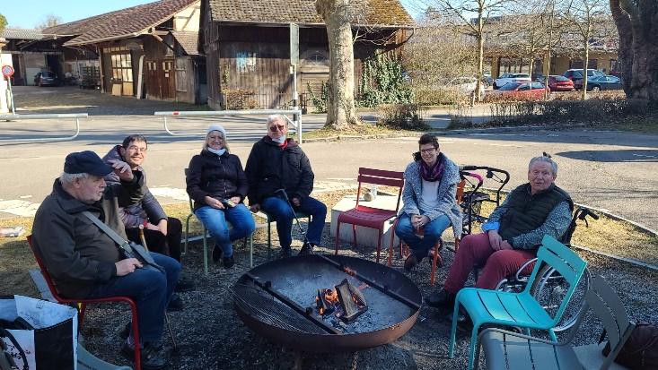 Das Foto zeigt den FRAGILE Zürich Aktiv Treff in Winterthur beim gemeinsamen Grillieren. Der Aktiv Treff ist eine Begegnungsstätte für Menschen mit einer Hirnverletzung. Er wird durch eine Ergotherapeutin begleitet und findet wöchentlich statt. Nach einer Hirnverletzung können Fähigkeiten und Kompetenzen für die Alltagsbewältigung reduziert oder verloren sein. So wird durch Gesprächs- und Gedächtnistraining die Hirnleistung angeregt. Gestalterische Tätigkeiten verbessern die kreativen und motorischen Fähigkeiten. Dabei wird die Körperwahrnehmung und die Selbständigkeit gesteigert. Auch werden betroffene Personen psychisch stabilisiert und in ein soziales Umfeld eingebunden. Sie lernen andere Betroffene kennen. Die gegenseitige Unterstützung und Wertschätzung sowie das Verständnis füreinander wird gefördert. Die Teilnehmenden haben Freude, tauschen sich aus und helfen sich so gegenseitig bei der Bewältigung ihrer täglichen Herausforderungen.