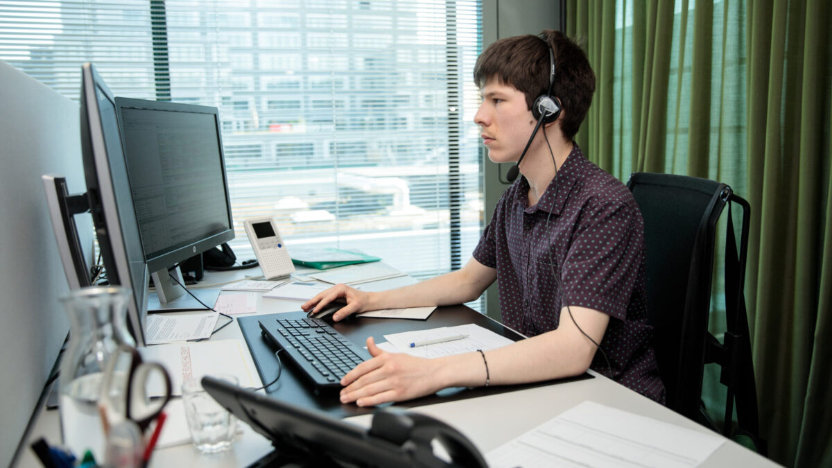 Mann sitzt vor dem Computer