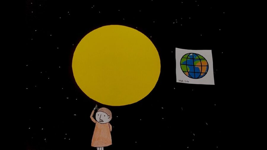 Illustration der Erde (rechts), die die Sonne (in der Mitte) umkreist. Unterhalb der Sonne gibt es eine Figur, die gebärdet das Wort "Sonne".