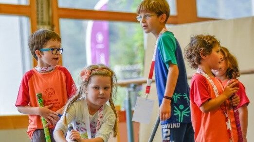 Kinder mit ohne Behinderung spielen zusammen.
