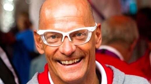 Porträt Heinz Frei. Mann mit weisser Brille. Hat keine Haare.