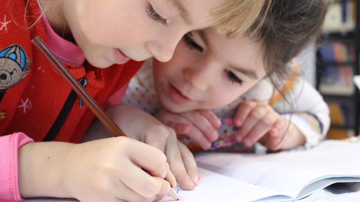 Podiumsdiksussion zum Thema Zweisprachige Frühförderung für Kinder mit Hörbehinderung .