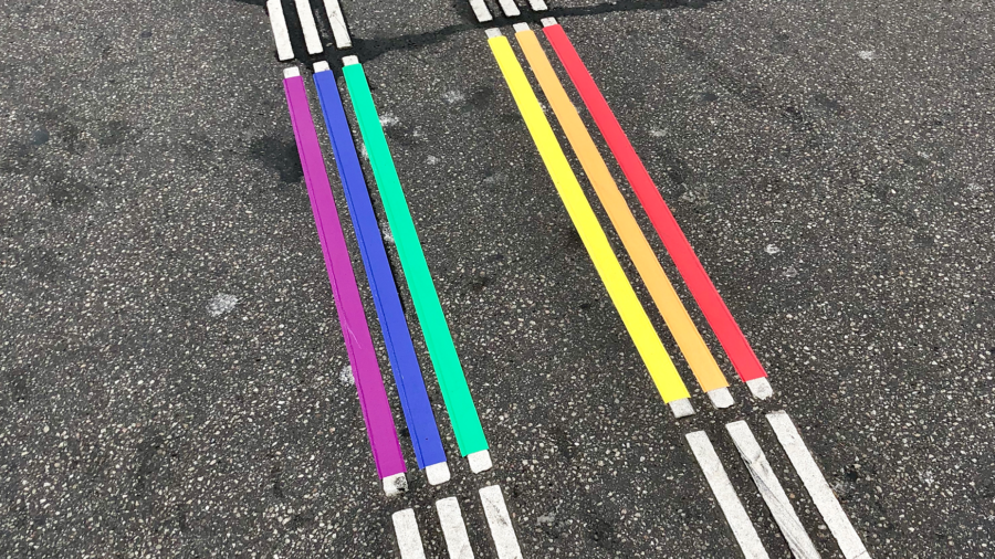 In regenbogenbemalte taktile Leitlinien.