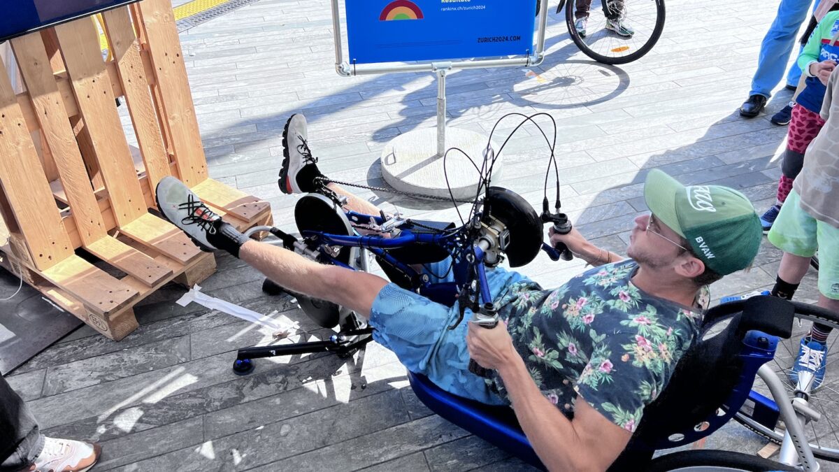Ein Besucher probiert den Handbike-Simulator aus.