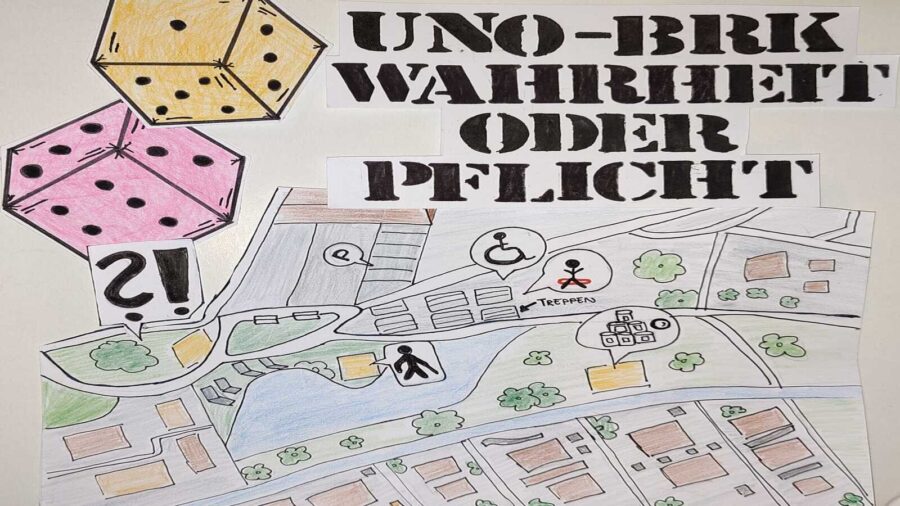 Mit Farbstiften gezeichneter Situationsplan, der angelehnt an den Stadtpark Uster gezeichnet wurde. Auf dem Plan sind die Aufgabenposten, die es am Aktionstag geben wird, eingezeichnet. Rechts über dem Situationsplan steht in schwarzer Schrift «UNO-BRK Wahrheit oder Pflicht». Links daneben hat es einen orangen und einen rosafarbenen Würfel.