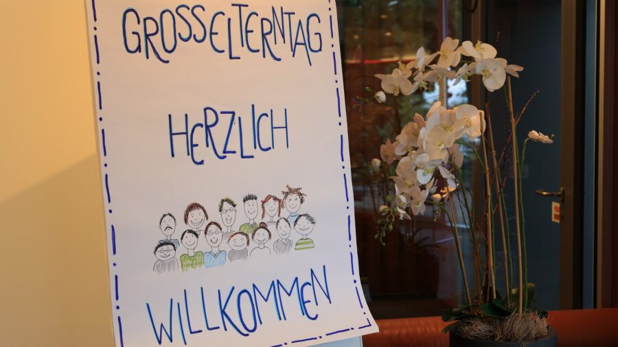 Auf dem Bild sieht man eine Willkommenstafel des Grosseltern-Tags einer vergangenen Veranstaltung.