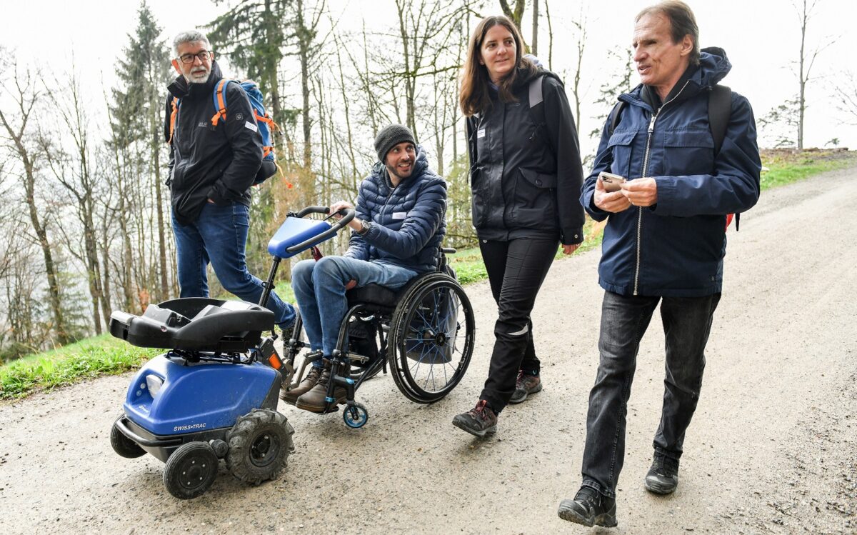 Vier Personen am Wandern